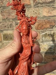 Sculpture d'une femme debout en corail rouge, Chine, 19/20&egrave;me