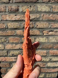 Sculpture d'un p&ecirc;cheur en corail rouge sur socle en bois, Chine, 19/20&egrave;me