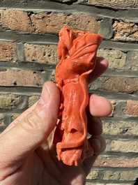 Twee Chinese bloedkoralen figuren van godinnen, 19/20e eeuw