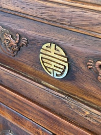 Rre cabinet de curiosit&eacute;s de type 'duo bao ge' en bois huanghuali &agrave; d&eacute;cor de chilongs, Chine, 18/19&egrave;me