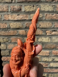 Sculpture d'un p&ecirc;cheur en corail rouge sur socle en bois, Chine, 19/20&egrave;me
