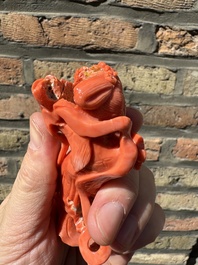 Twee Chinese bloedkoralen figuren van godinnen, 19/20e eeuw
