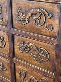 Rre cabinet de curiosit&eacute;s de type 'duo bao ge' en bois huanghuali &agrave; d&eacute;cor de chilongs, Chine, 18/19&egrave;me