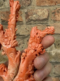 Deux groupes de d'oiseaux parmi des fleurs en corail rouge sur socle en bois, Chine, 19/20&egrave;me