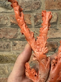 Deux groupes de d'oiseaux parmi des fleurs en corail rouge sur socle en bois, Chine, 19/20&egrave;me