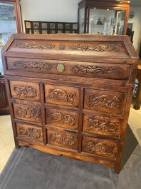 Rre cabinet de curiosit&eacute;s de type 'duo bao ge' en bois huanghuali &agrave; d&eacute;cor de chilongs, Chine, 18/19&egrave;me