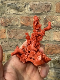 Deux groupes de d'oiseaux parmi des fleurs en corail rouge sur socle en bois, Chine, 19/20&egrave;me