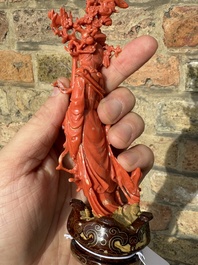 Sculpture d'une femme debout en corail rouge, Chine, 19/20&egrave;me