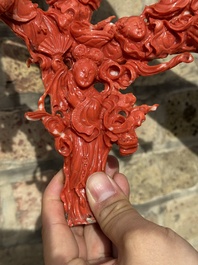 Een grote Chinese bloedkoralen groep van godinnen omgeven door wolken op houten sokkel, 19/20e eeuw