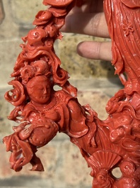 Een grote Chinese bloedkoralen groep van godinnen omgeven door wolken op houten sokkel, 19/20e eeuw