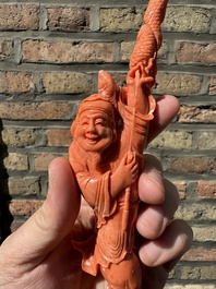 Sculpture d'un p&ecirc;cheur en corail rouge sur socle en bois, Chine, 19/20&egrave;me