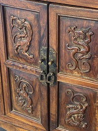 Rre cabinet de curiosit&eacute;s de type 'duo bao ge' en bois huanghuali &agrave; d&eacute;cor de chilongs, Chine, 18/19&egrave;me