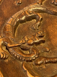 Rre cabinet de curiosit&eacute;s de type 'duo bao ge' en bois huanghuali &agrave; d&eacute;cor de chilongs, Chine, 18/19&egrave;me