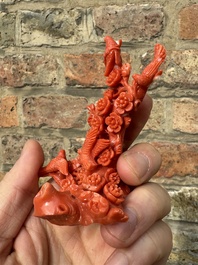 Deux groupes de d'oiseaux parmi des fleurs en corail rouge sur socle en bois, Chine, 19/20&egrave;me