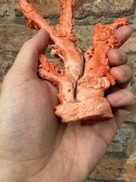 Deux groupes de d'oiseaux parmi des fleurs en corail rouge sur socle en bois, Chine, 19/20&egrave;me