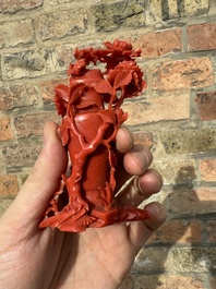 Sculpture d'un vase couvert en corail rouge &agrave; d&eacute;cor de pivoines, Chine, 19/20&egrave;me