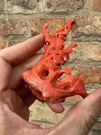 Deux groupes de d'oiseaux parmi des fleurs en corail rouge sur socle en bois, Chine, 19/20&egrave;me