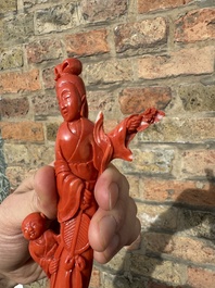 Groupe figurant une femme et un gar&ccedil;on en corail rouge, sign&eacute; Jue Hai 絕海, Chine, 19/20&egrave;me