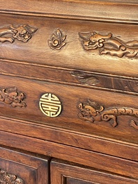 Een zeldzaam Chinees huanghuali houten rariteitenkabinet of 'duo bao ge' met chilong decor, 18/19e eeuw