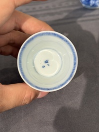 Treize soucoupes et douze tasses en porcelaine de Chine en bleu et blanc &agrave; d&eacute;cor figuratif, Kangxi/Yongzheng