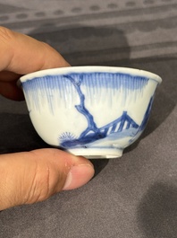 Treize soucoupes et douze tasses en porcelaine de Chine en bleu et blanc &agrave; d&eacute;cor figuratif, Kangxi/Yongzheng