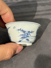 Treize soucoupes et douze tasses en porcelaine de Chine en bleu et blanc &agrave; d&eacute;cor figuratif, Kangxi/Yongzheng