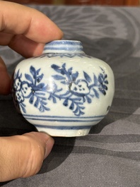 Twee Chinese blauw-witte potten, een stem cup, een kom en een wierookvat, Chenghua merk, Ming