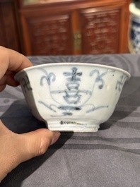 Twee Chinese blauw-witte potten, een stem cup, een kom en een wierookvat, Chenghua merk, Ming