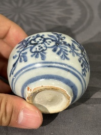 Twee Chinese blauw-witte potten, een stem cup, een kom en een wierookvat, Chenghua merk, Ming