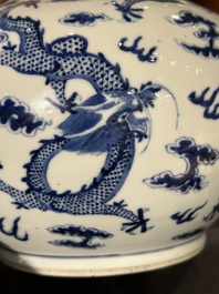 Een Chinese blauw-witte flesvormige vaas met draken tussen vlammen en wolken, 19e eeuw