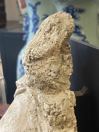 Twee kleine Gandhara hoofden van Bodhisattva in grijze schist, een stucco Bodhisattva en een stucco vrouwenhoofd, 1/4e eeuw