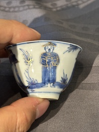 Treize soucoupes et douze tasses en porcelaine de Chine en bleu et blanc &agrave; d&eacute;cor figuratif, Kangxi/Yongzheng