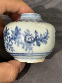 Twee Chinese blauw-witte potten, een stem cup, een kom en een wierookvat, Chenghua merk, Ming