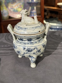 Twee Chinese blauw-witte potten, een stem cup, een kom en een wierookvat, Chenghua merk, Ming