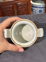 Twee Chinese blauw-witte potten, een stem cup, een kom en een wierookvat, Chenghua merk, Ming