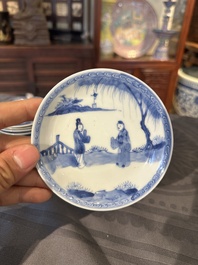 Treize soucoupes et douze tasses en porcelaine de Chine en bleu et blanc &agrave; d&eacute;cor figuratif, Kangxi/Yongzheng