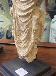 Twee kleine Gandhara hoofden van Bodhisattva in grijze schist, een stucco Bodhisattva en een stucco vrouwenhoofd, 1/4e eeuw