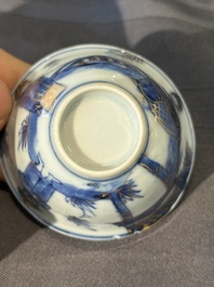 Dertien Chinese blauw-witte schotels en twaalf koppen met figuratief decor, Kangxi/Yongzheng