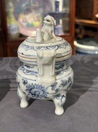 Twee Chinese blauw-witte potten, een stem cup, een kom en een wierookvat, Chenghua merk, Ming