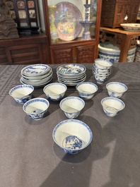 Dertien Chinese blauw-witte schotels en twaalf koppen met figuratief decor, Kangxi/Yongzheng