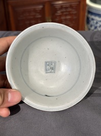 Twee Chinese blauw-witte potten, een stem cup, een kom en een wierookvat, Chenghua merk, Ming