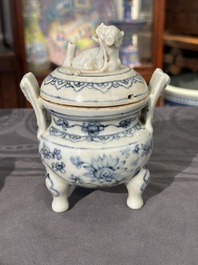 Twee Chinese blauw-witte potten, een stem cup, een kom en een wierookvat, Chenghua merk, Ming