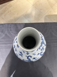 Een Chinese blauw-witte flesvormige vaas met draken tussen vlammen en wolken, 19e eeuw