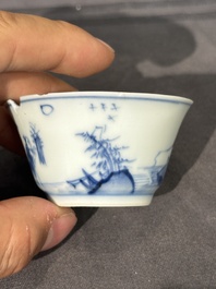 Treize soucoupes et douze tasses en porcelaine de Chine en bleu et blanc &agrave; d&eacute;cor figuratif, Kangxi/Yongzheng