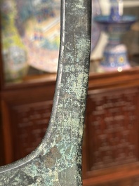 Een Chinese ceremoni&euml;le bronzen dolk-bijl, 'ge', periode van Strijdende Staten