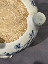 Twee Chinese blauw-witte potten, een stem cup, een kom en een wierookvat, Chenghua merk, Ming