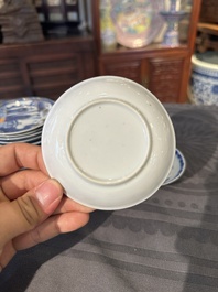 Treize soucoupes et douze tasses en porcelaine de Chine en bleu et blanc &agrave; d&eacute;cor figuratif, Kangxi/Yongzheng