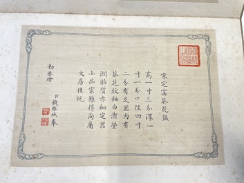 Een album met Chinees keizerlijk porselein, inkt en kleur op zijde, Qianlong zegelmerk, 20e eeuw