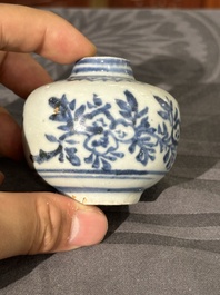 Twee Chinese blauw-witte potten, een stem cup, een kom en een wierookvat, Chenghua merk, Ming