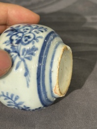 Twee Chinese blauw-witte potten, een stem cup, een kom en een wierookvat, Chenghua merk, Ming